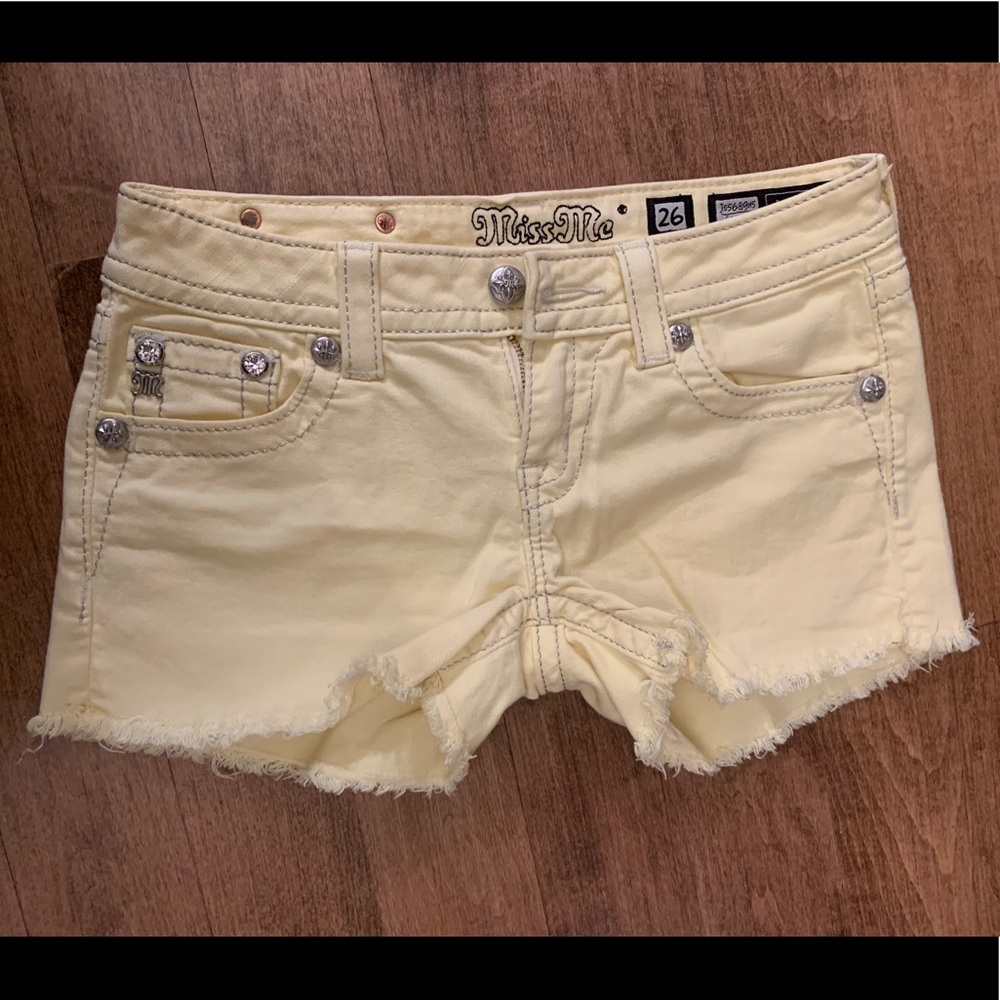 Miss me, size 26, light pastel yellow shorts.